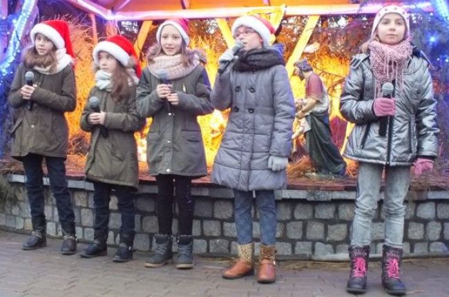 Rodzinne kolędowanie przy żłóbku